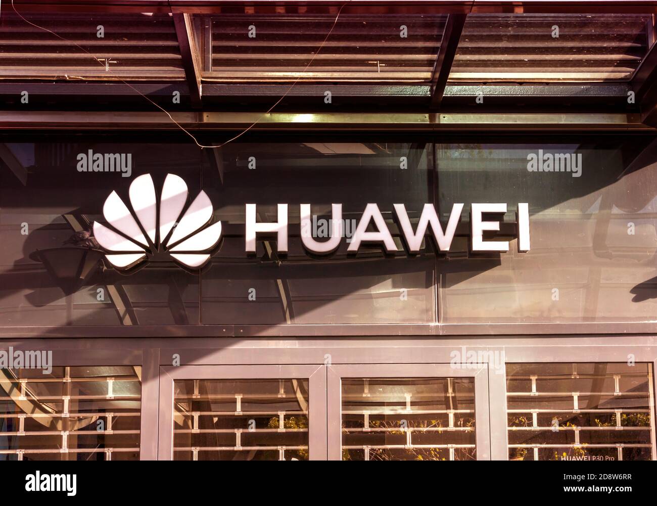 Ruïneren fantoom Trunk bibliotheek ROTTERDAM : Huawei company logo. Huawei Technologies Co. is a Chinese  multinational networking and telecommunications equipment and services  company Stock Photo - Alamy