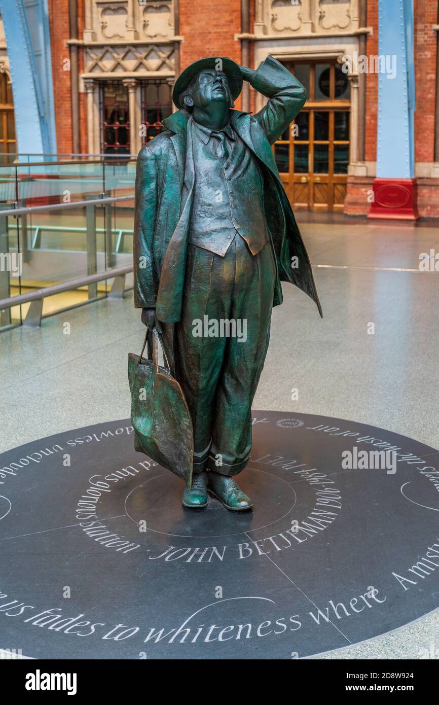 Sir John Betjeman statue at St Pancras Station London - Martin Jennings, sculptor, 2007. Poet. Stock Photo