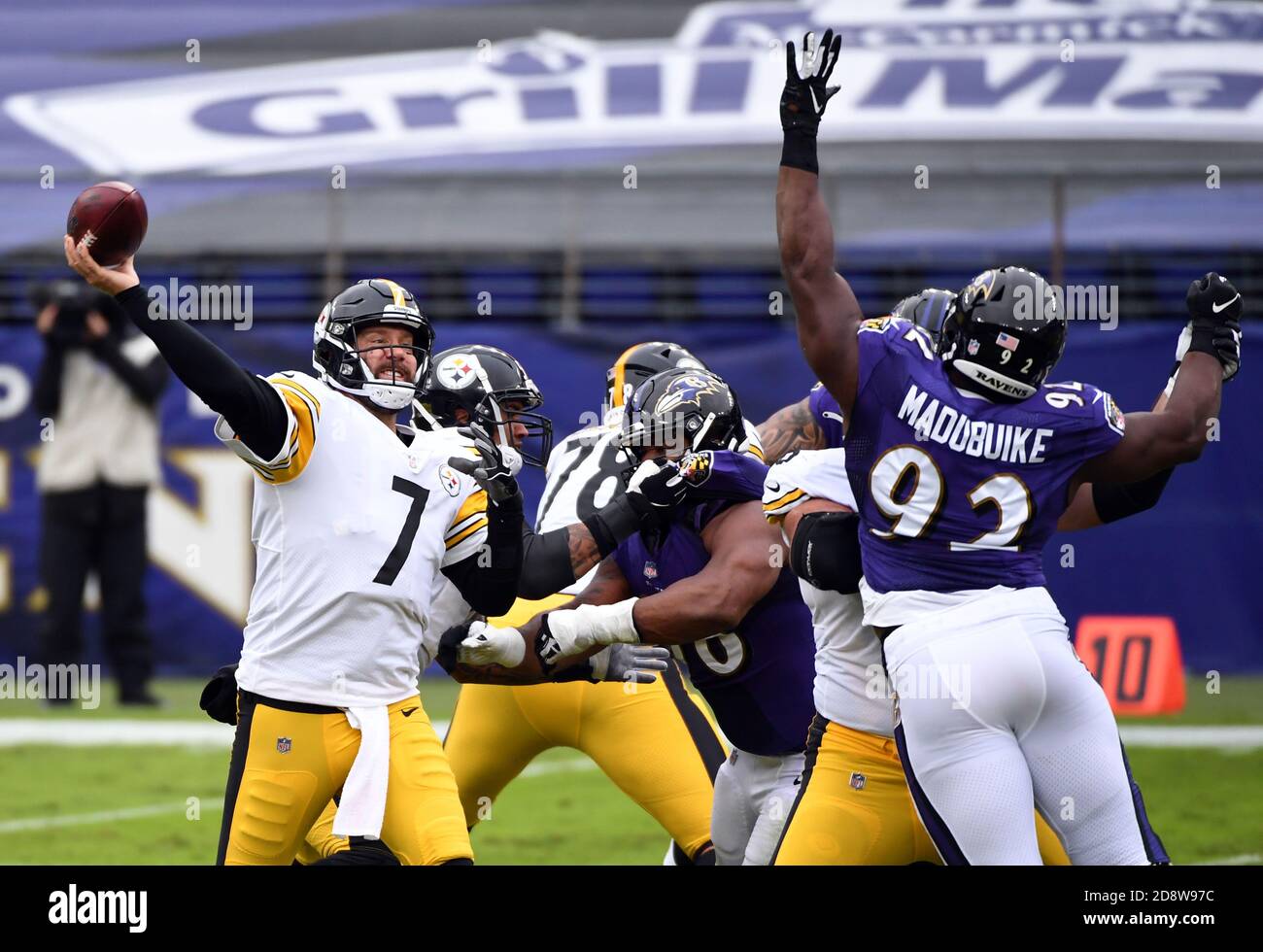 Baltimre, United States. 01st Nov, 2020. Pittsburgh Steelers quarterback Ben Roethlisberger (7) passes against the Baltimore Ravens in the first half at M&T Banks Stadium in Baltimore, Maryland on Sunday, November 1, 2020. Photo by Kevin Dietsch/UPI Credit: UPI/Alamy Live News Stock Photo