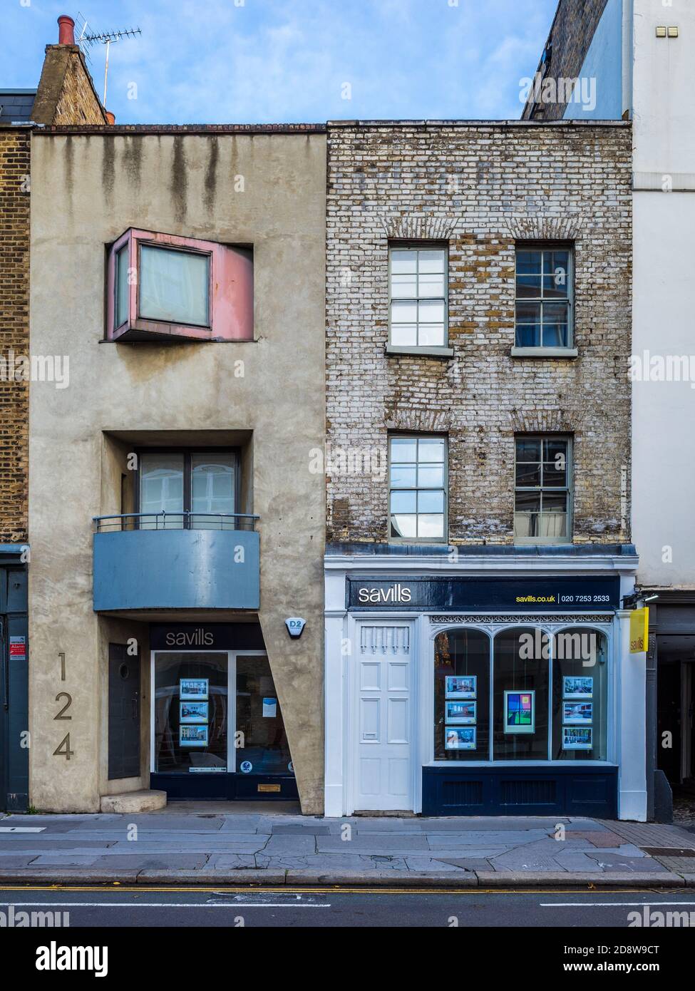 122 & 124 St Johns Street Clerkenwell London - contrasting terraced houses.124 architect Charlie Sutherland 1998. Savills Clerkenwell Estate Agency. Stock Photo
