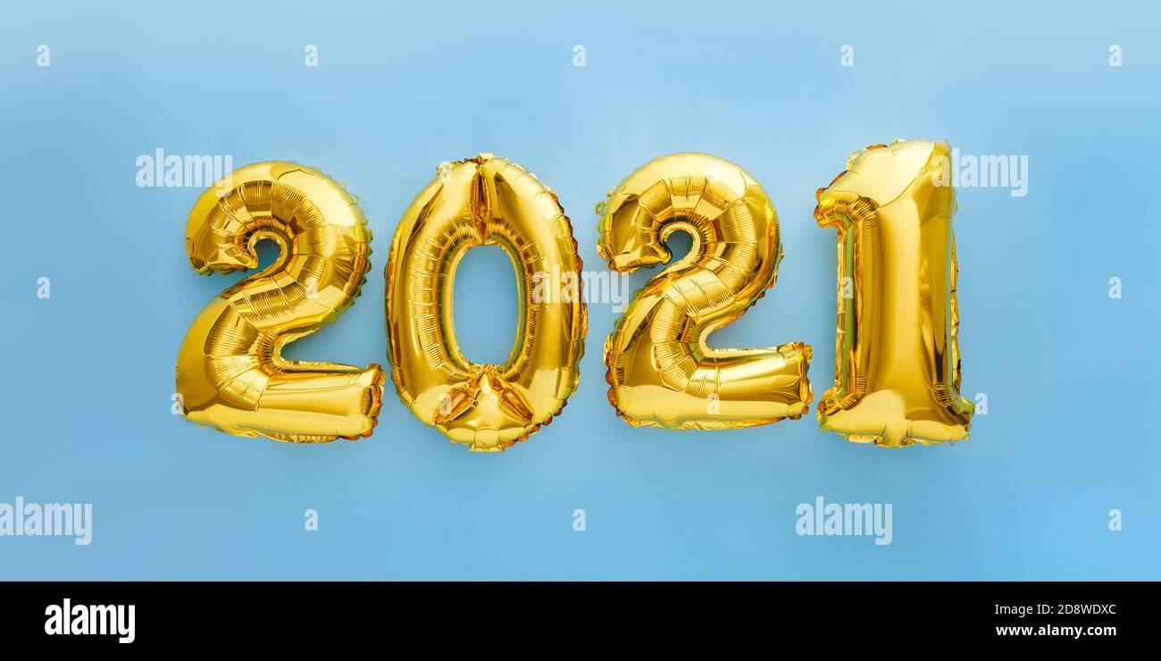 2021 golden balloon text on blue background. Happy New year eve invitation with Christmas gold foil balloons 2021. Long web banner with copy space Stock Photo