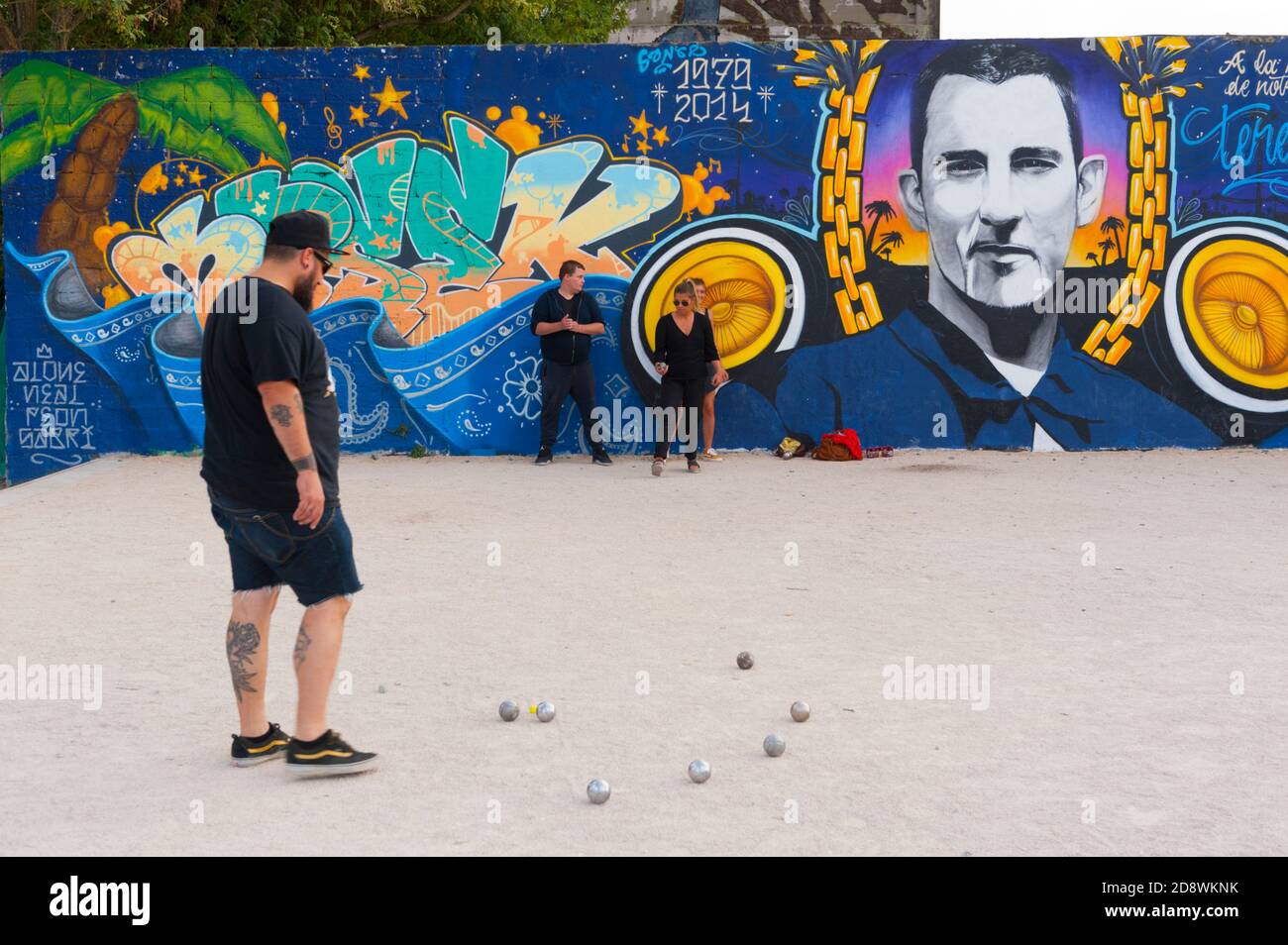 France, Charente-Maritime (17), La Rochelle, le Gabut area, old port wasteland converted in street art, petanque players Stock Photo