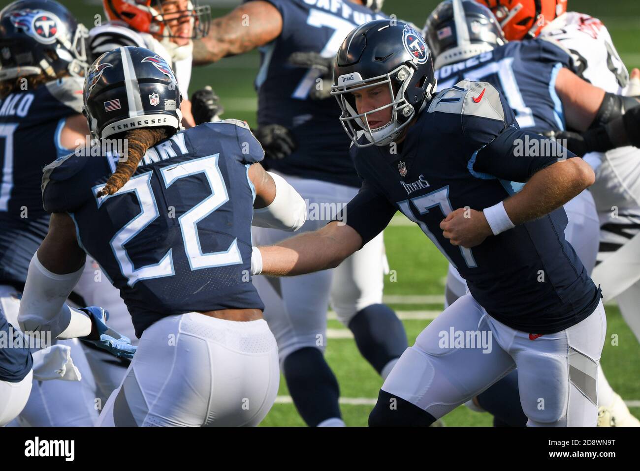 Cincinnati, OH, USA. 1st Nov, 2020. Ryan Tannehill #17 of the Tennessee  Titans hands the ball off to Derrick Henry #22 of the Tennessee Titans  during NFL football game action between the