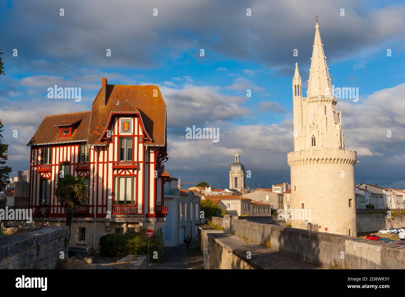 France, Charente-Maritime (17), La Rochelle, Tour de la Lanterne tower, battlements and traditional half-timbered house Stock Photo