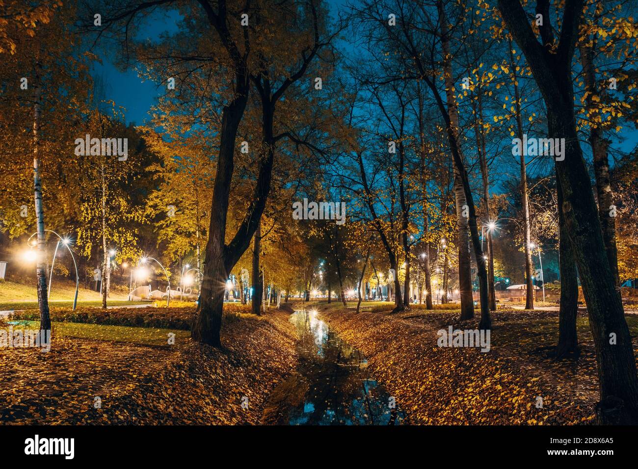 City park at night hi-res stock photography and images - Alamy