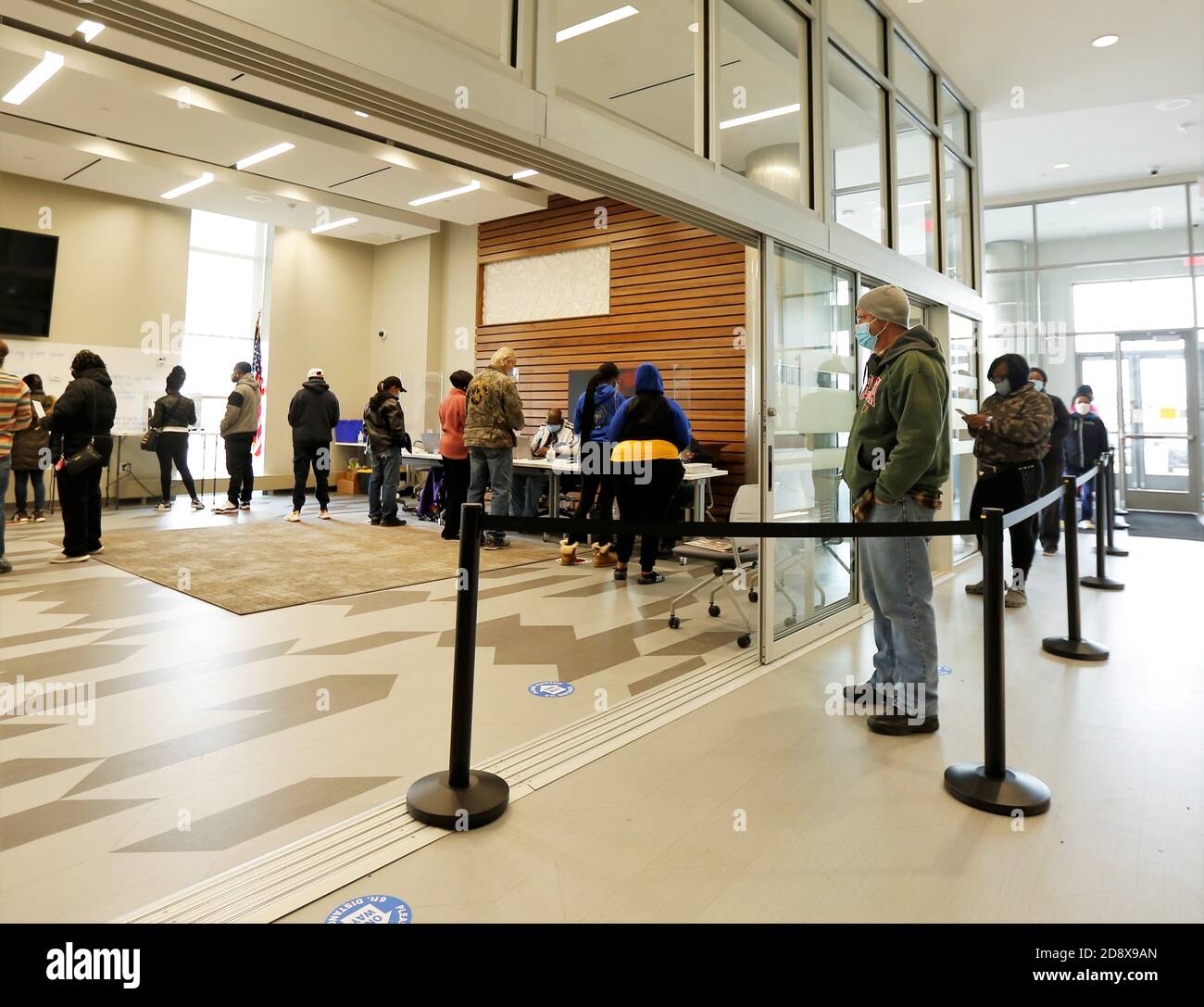 Milwaukee Wi Usa 1st Nov 2020 Milwaukee Residence Line Up At Good Hope Library To Vote In The Us Presidential Elections Sunday November 1 2020 On The Final Day For Early Voting