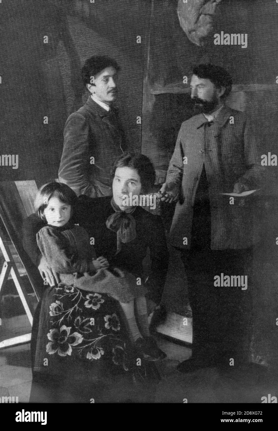 1910 , ITALY  : The painter  GIACOMO  BALLA  ( Torino , 1874 - Roma 1958 ) with his wife , the daugther Luce and the sculptor ( at left in the photo )  GIOVANNI  PRINI  -  FUTURISMO - FUTURISTA - FUTURISM - FUTURIST - ARTS - ARTE - AVANGUARDIA - AVANTGARDE - PITTORE - famiglia - family  ----  Archivio GBB Stock Photo