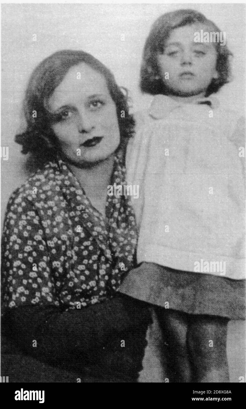 1934 , ITALY  :  SANDRA MONDAINI ( born in MIlano , 1931 ) , celebrated italian actress,  with her mother Josephine  - TELEVISIONE - TELEVISION - ACTRESS - ATTRICE - SOUBRETTE - TEATRO LEGGERO - THEATRE - mamma e figlia - personalita' da giovane - giovani - da bambino bambini bambina - celebrities celebrity when was young ----  Archivio GBB Stock Photo