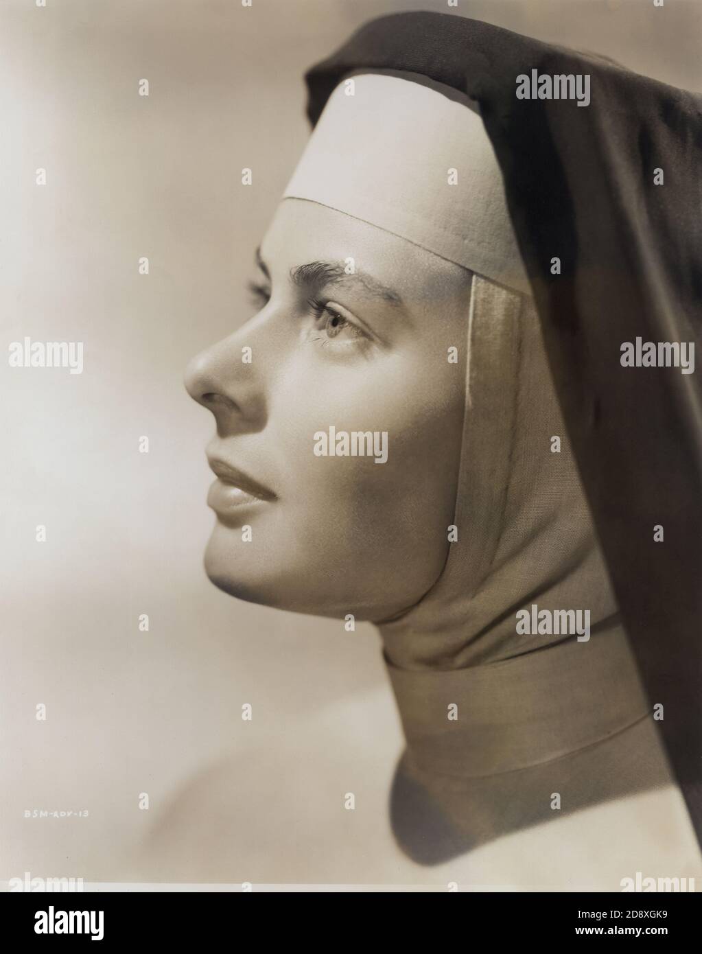 1945  :  INGRID  BERGMAN ( 1915 - 1982 ) in ' The Bells of St Mary '  ( Le campane di Santa Maria ) by Leo Mc Carey  - FILM - CINEMA - profilo - profile - DIVA - suora - nun ----  Archivio GBB Stock Photo