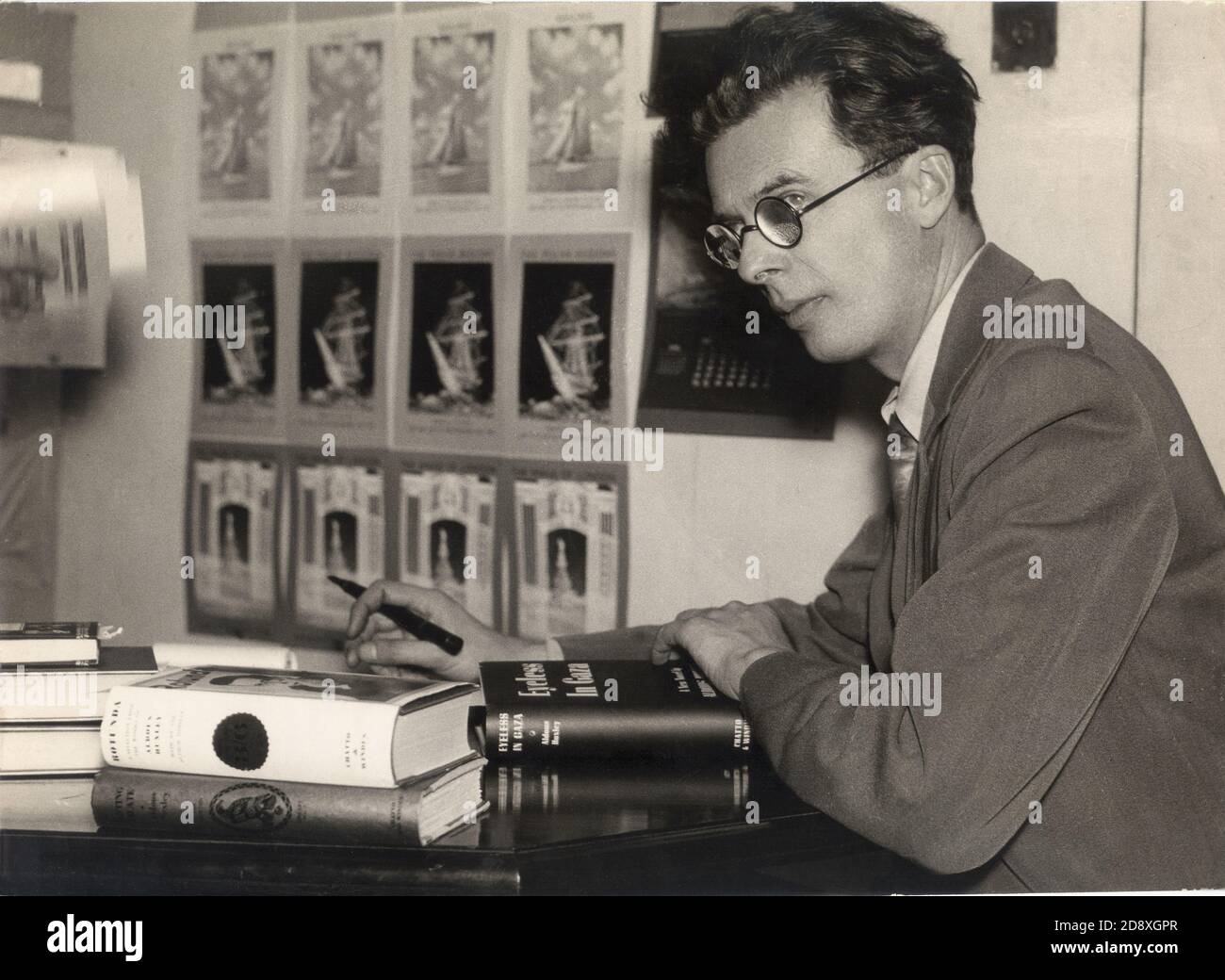 1936 , GREAT BRITAIN  : ALDOUS  HUXLEY  (  Goldalming , England  1894  -  Hollywood  1963  ) celebrated  english writer  - SCRITTORE - LITERATURE - LETTERATURA - SCIENCE FICTION - FANTASCIENZA - lens - occhiali da vista - profilo - profile - desk - scrivania - signing autographers ----  Archivio GBB Stock Photo