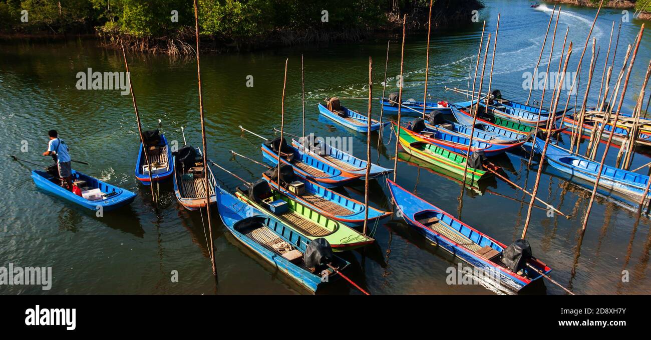 Traditional asian boats hi-res stock photography and images - Alamy