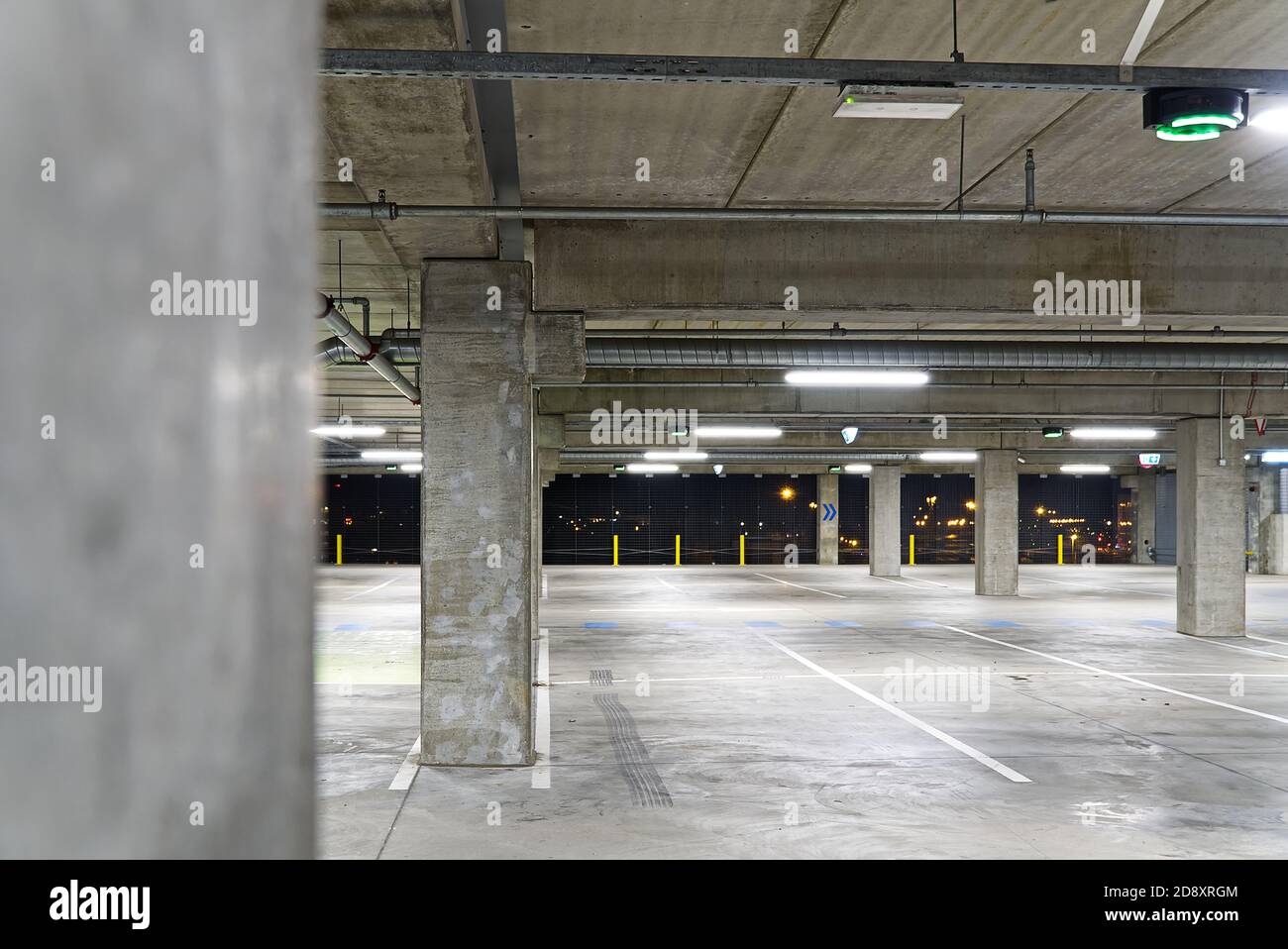 Empty car garage house hi-res stock photography and images - Alamy