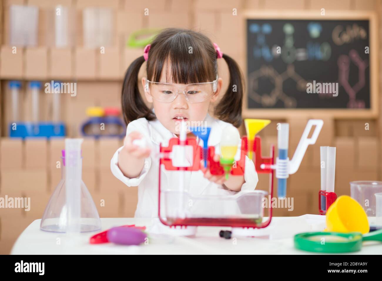 Experiment Play young girl play science experiments for homeschooling Stock Photo - Alamy