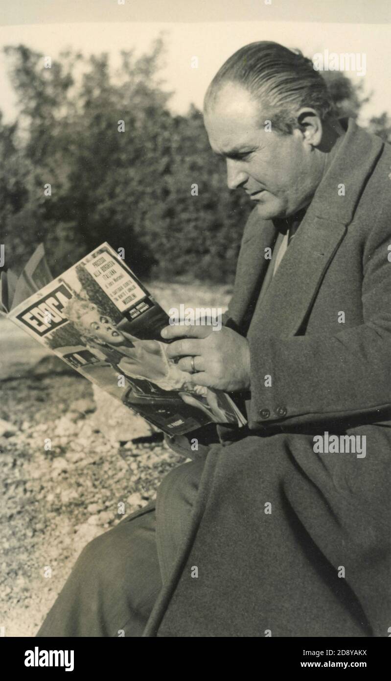 Man reading Epoca magazine with Marilyn Monroe on the cover, Italy 1954 Stock Photo