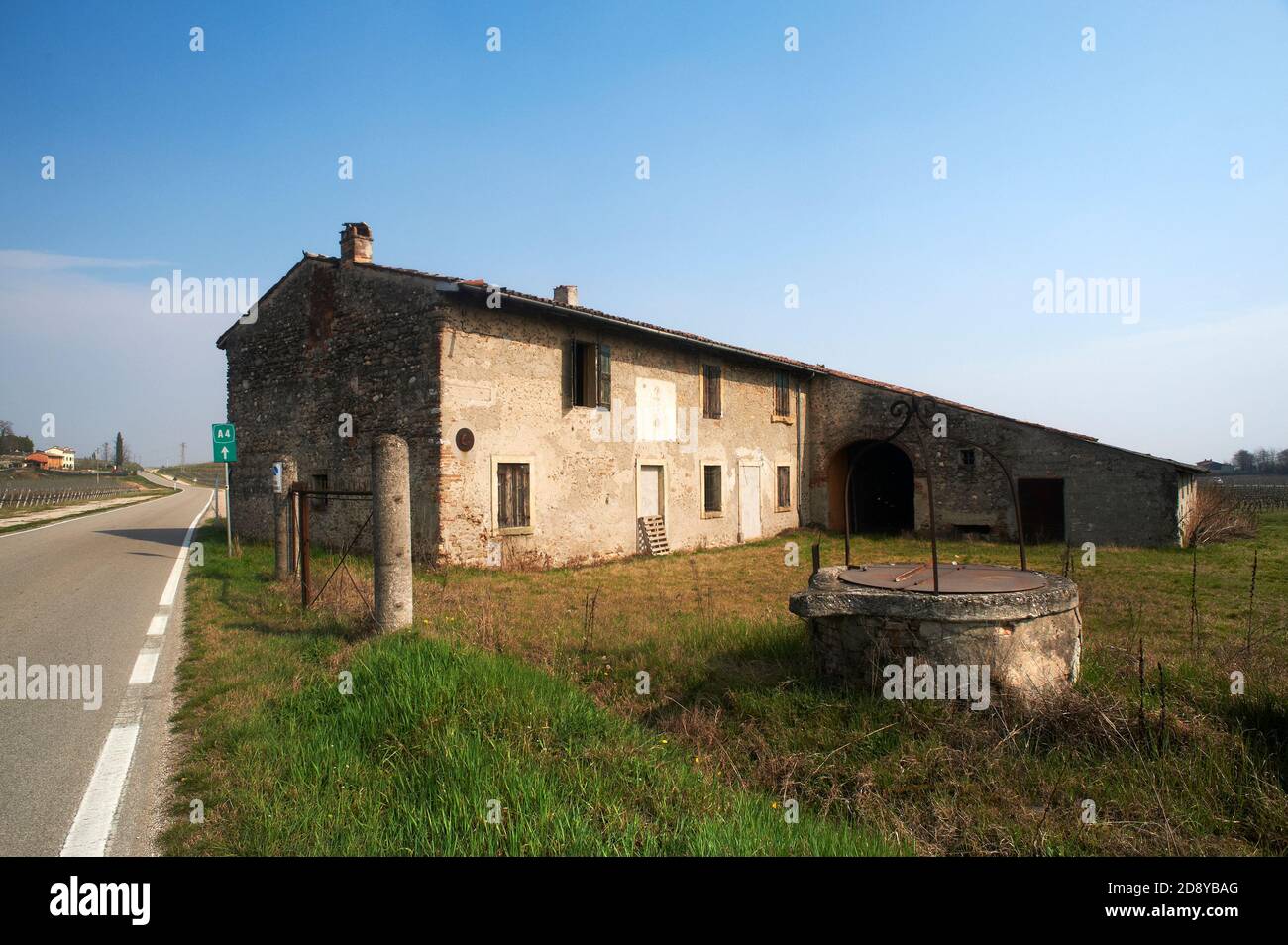 Custoza (Vr), Italy, an old farm building with a well Stock Photo