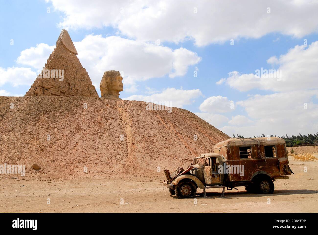 EGYPT, Cairo,  EMPC egyptian media production city with imitations of pyramid and Sphinx of Giza for film shootings / AEGYPTEN, Kairo , EMPC aegyptische Medienproduktion Stadt in der Wueste, Nachbau der Pyramiden und Sphinx von Gizeh für Filmproduktionen Stock Photo