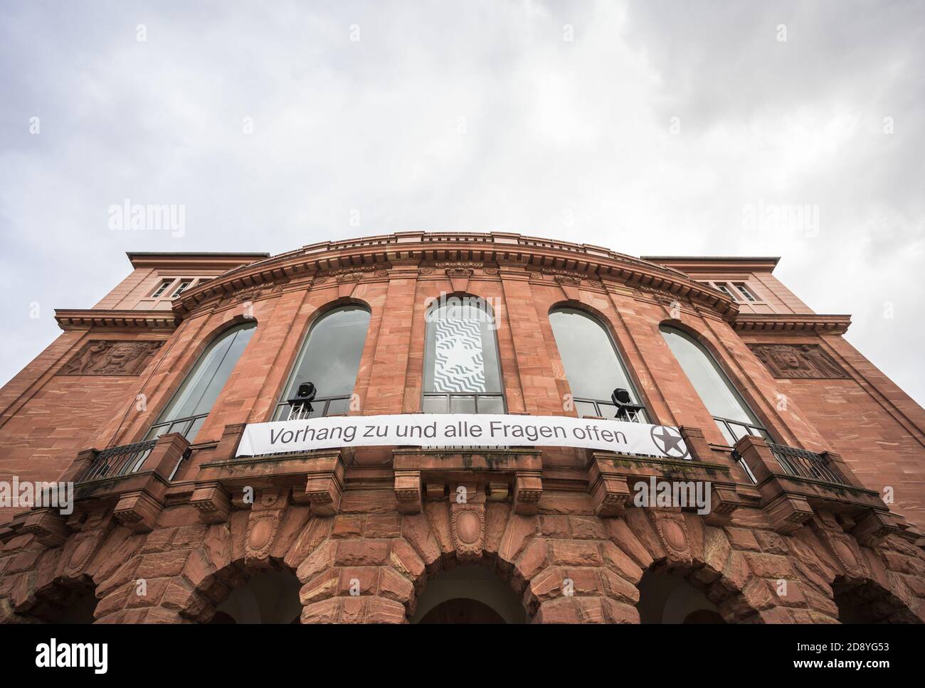 Mainz, Germany. 02nd Nov, 2020. At the Staatstheater Mainz a banner  "Curtain closed and all questions remain open" is hanging. The partial  lockdown decided by the federal and state governments has come