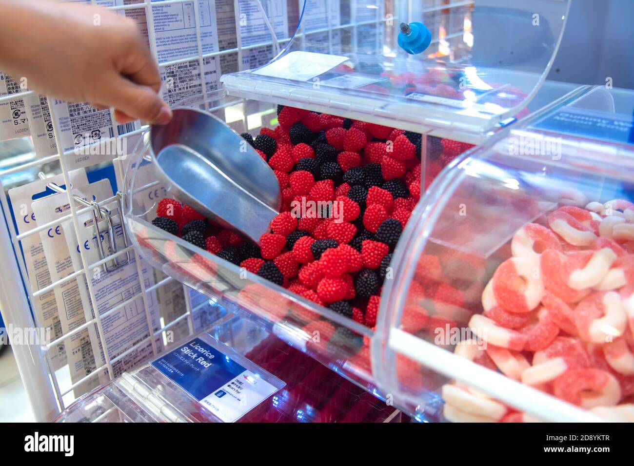 https://c8.alamy.com/comp/2D8YKTR/buying-sweets-in-the-supermarket-a-customer-with-scoop-load-a-candies-from-the-open-plastic-partition-2D8YKTR.jpg