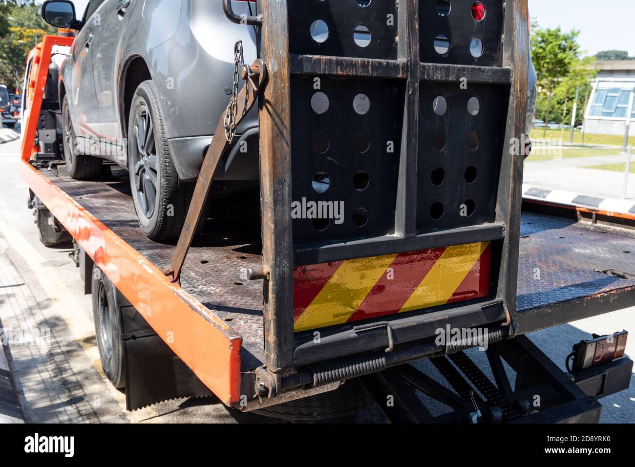 Tow truck towing a broken down car in emergency Stock Photo - Alamy