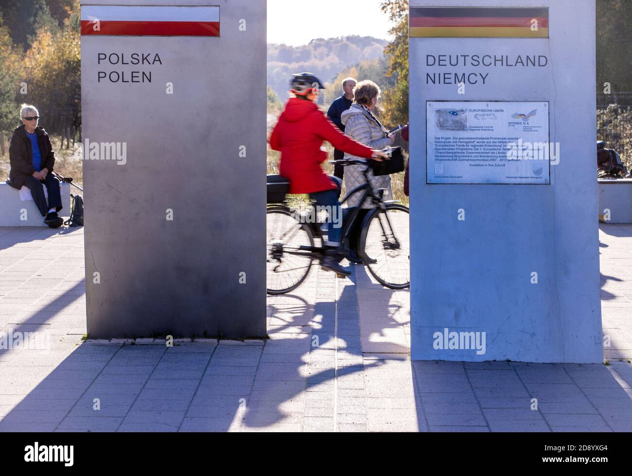 Ahlbeck, Germany. 22nd Oct, 2020. Cyclists and holidaymakers pass the border between Poland and Germany on the promenade along the Baltic Sea coast on the island of Usedom. The German government has declared neighbouring Poland to be a corona risk area with effect from 24.10.2020. Credit: Jens Büttner/dpa-Zentralbild/ZB/dpa/Alamy Live News Stock Photo