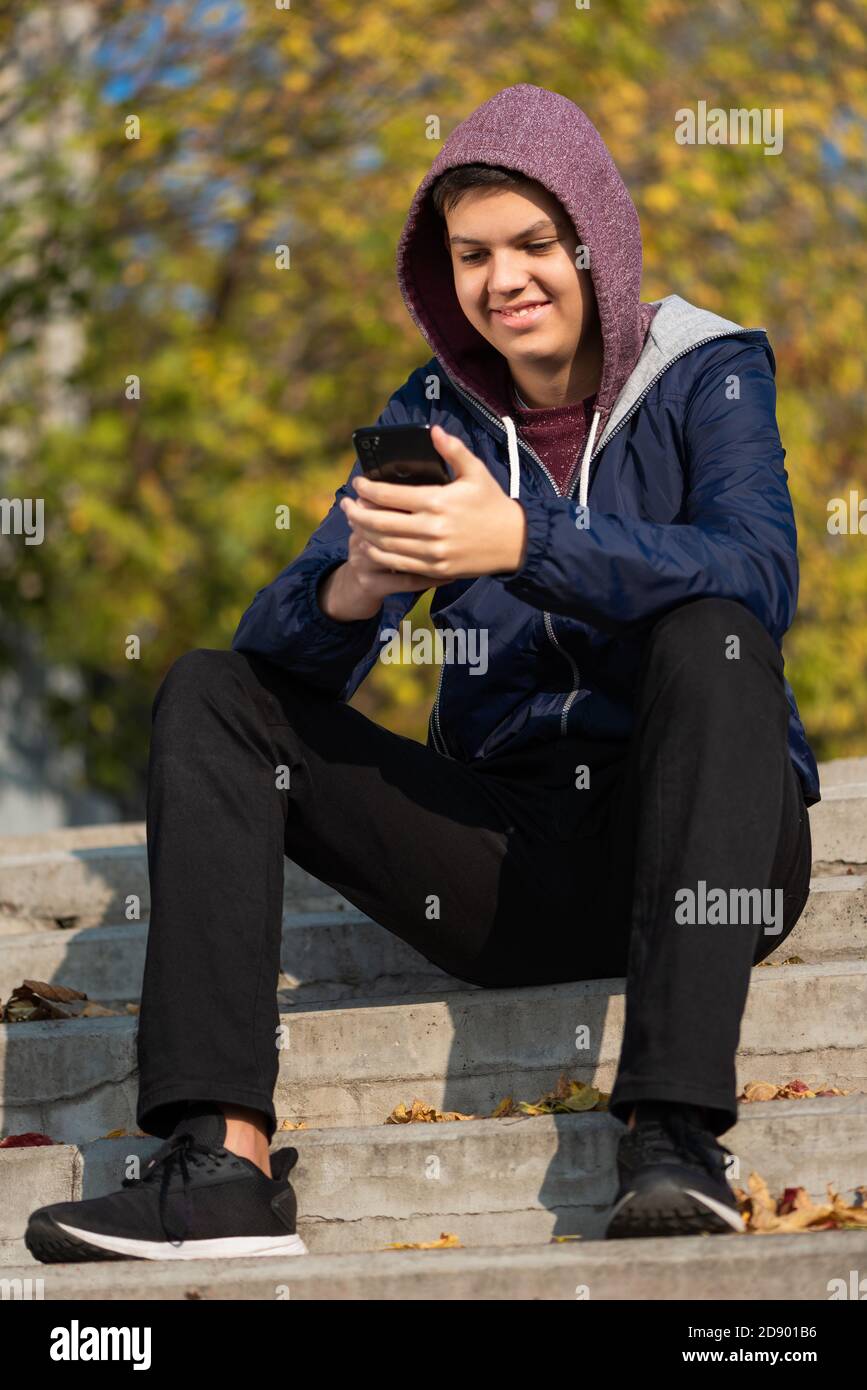 Teenage boy and technology hi-res stock photography and images - Alamy