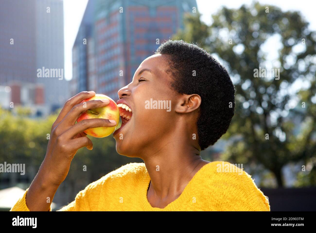 Black woman eating outdoors hi-res stock photography and images - Alamy