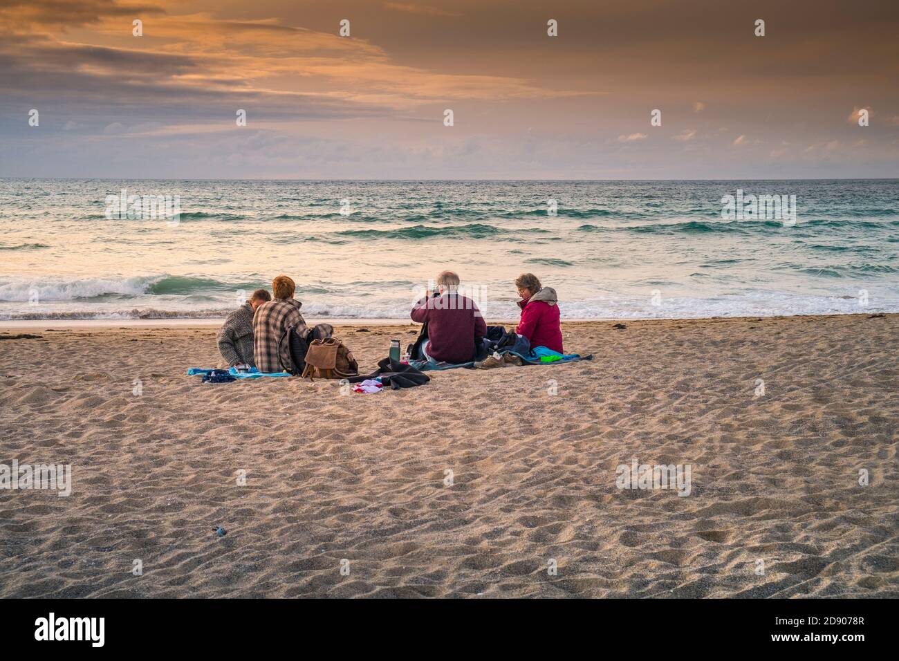 Family picnic beach hi-res stock photography and images - Alamy