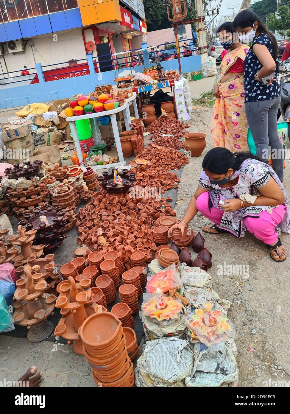 November 2, 2020, Poonch, Jammu and Kashmir, India: People buy mud lamps or diyas ahead of Diwali, the Hindu festival of lights on Monday 2nd November 2020, in Tirupati of Andhra Pradesh state, India.Potters are facing severe hardship due to Corona restrictions that has impacted buyers this year. (Credit Image: © Nazim Ali KhanZUMA Wire) Stock Photo