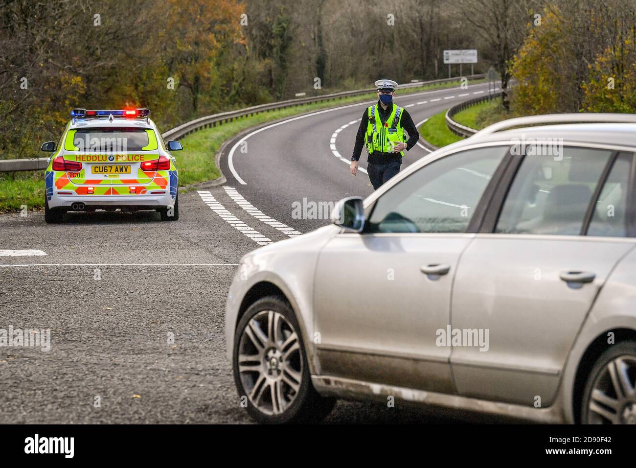 Welsh police pull over cars at a checkpoint during firebrake vehicle patrols close to the border between Camarthenshire and Pembrokeshire, Wales. First Minister Mark Drakeford will unveil new national coronavirus measures for Wales on Monday. Stock Photo
