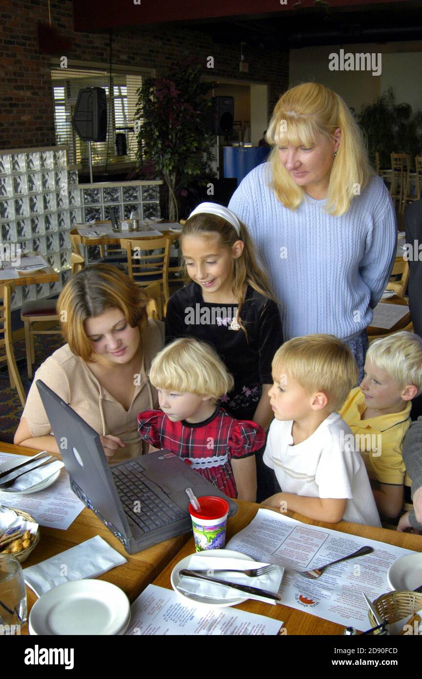 Photographs of family hi-res stock photography and images - Alamy
