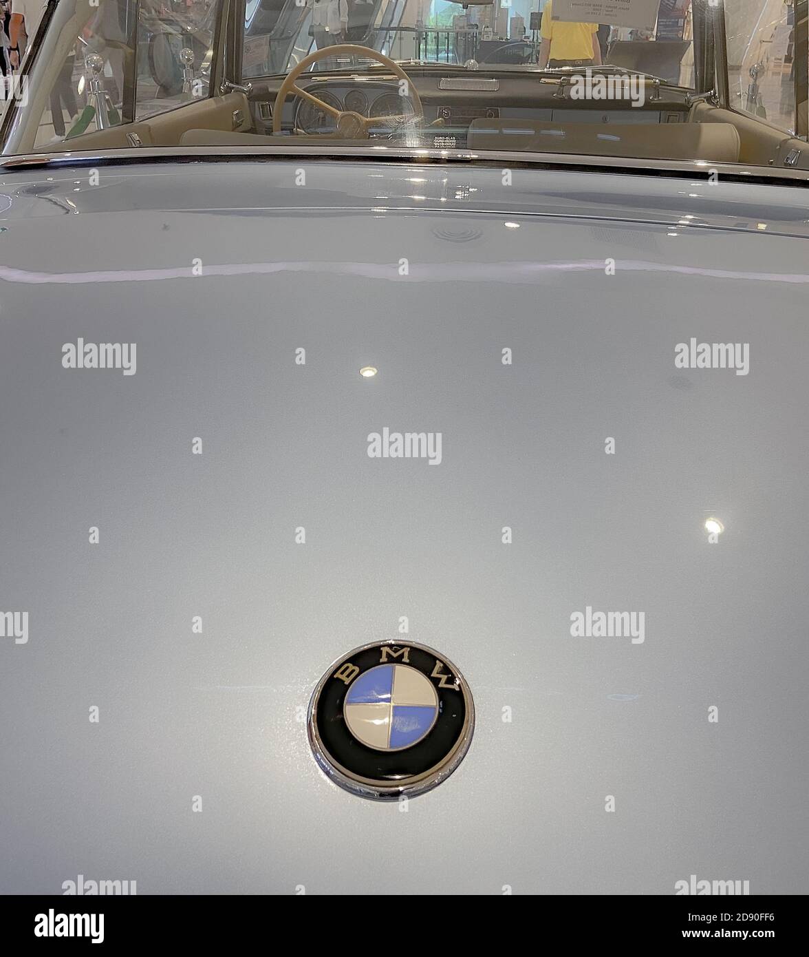 Bmw logo wallpaper hi-res stock photography and images - Alamy