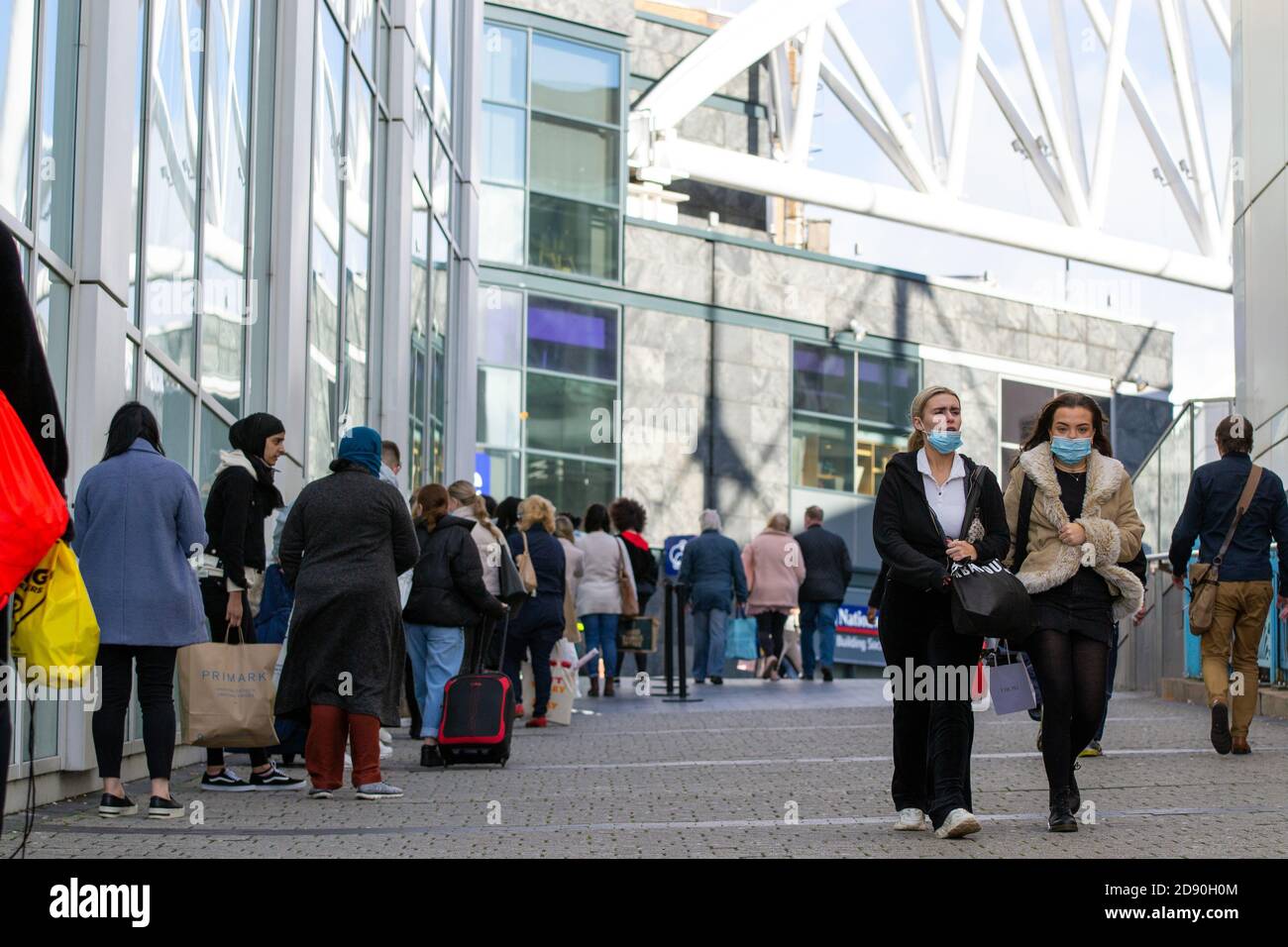 People queue up for Zara in Birmingham as the country is on the verge of  lockdown Stock Photo - Alamy