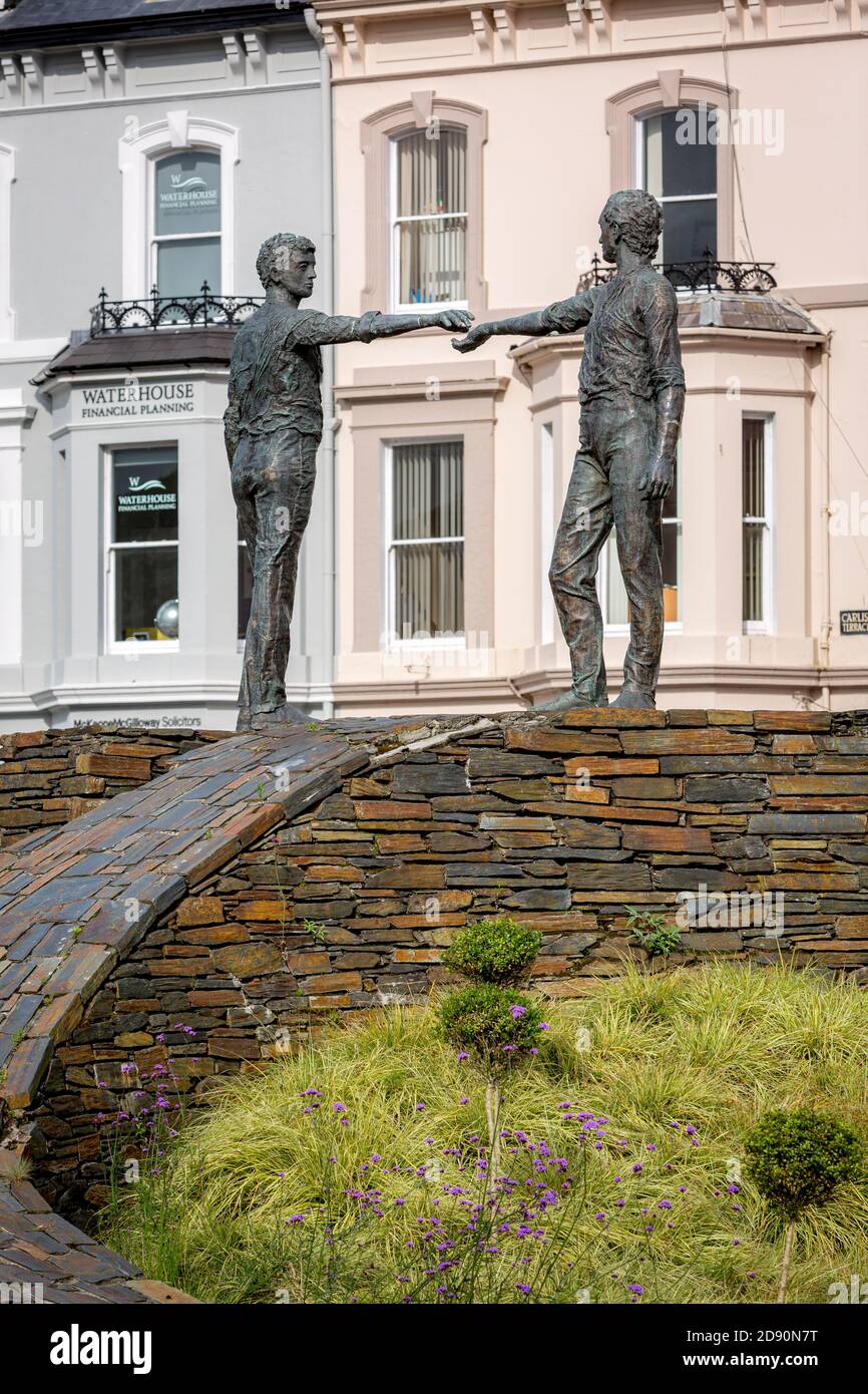 Hands Across The Divide - peace statue by sculptor Maurice Harron, Londonderry/Derry, County Londonderry, Northern Ireland Stock Photo