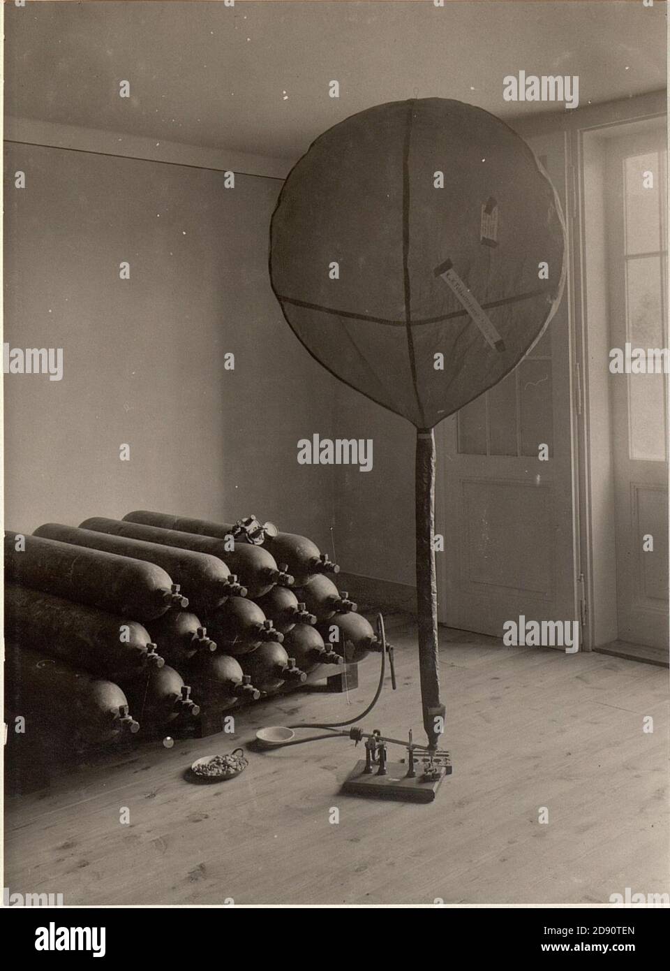 K.u.k. Feldwetterstation Nro.6 des 10. Ermeekmdos in Villach. Füllung eines Pilotballons. Aufgenommen am 11. Juli 1916. Stock Photo