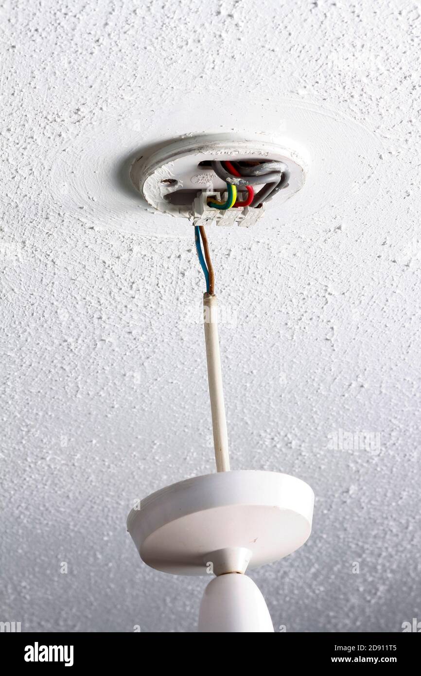 UK pendant light fitting fixed to a textured ceiling showing lighting  circuit wiring Stock Photo - Alamy