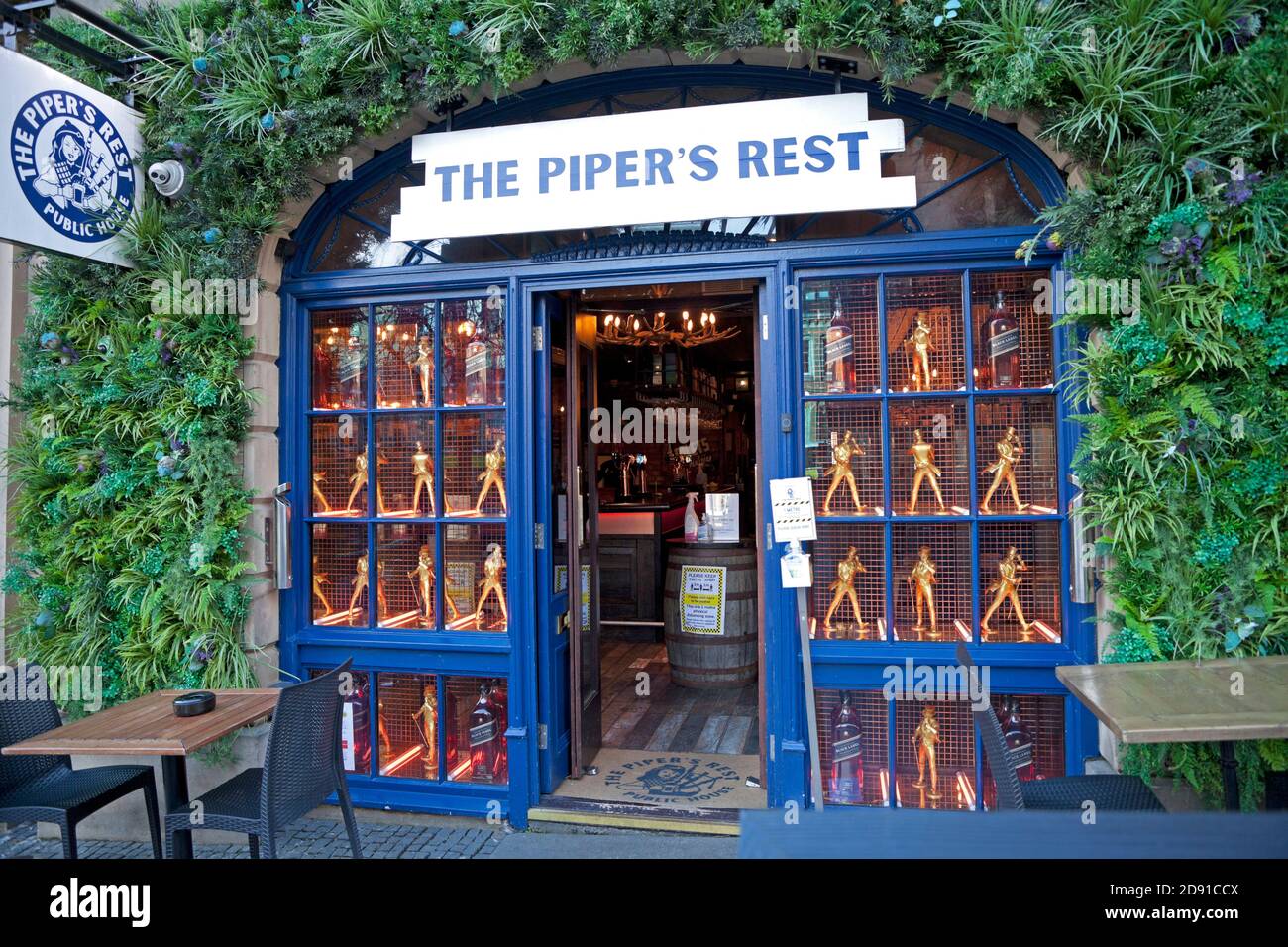 Edinburgh city centre, Scotland, UK. 2 November 2020. Edinburgh is now under Tier Three restrictions, the second highest alert level. In level three, hospitality premises will be allowed to open - but no alcohol can be sold, and they must close at 18:00. Although a few have opened, Pictured: The Pipers Rest, most establishments who normally sell alcohol and provide meals, have chosen not to open. Everywhere is quiet including cafes and tourist shops. Stock Photo