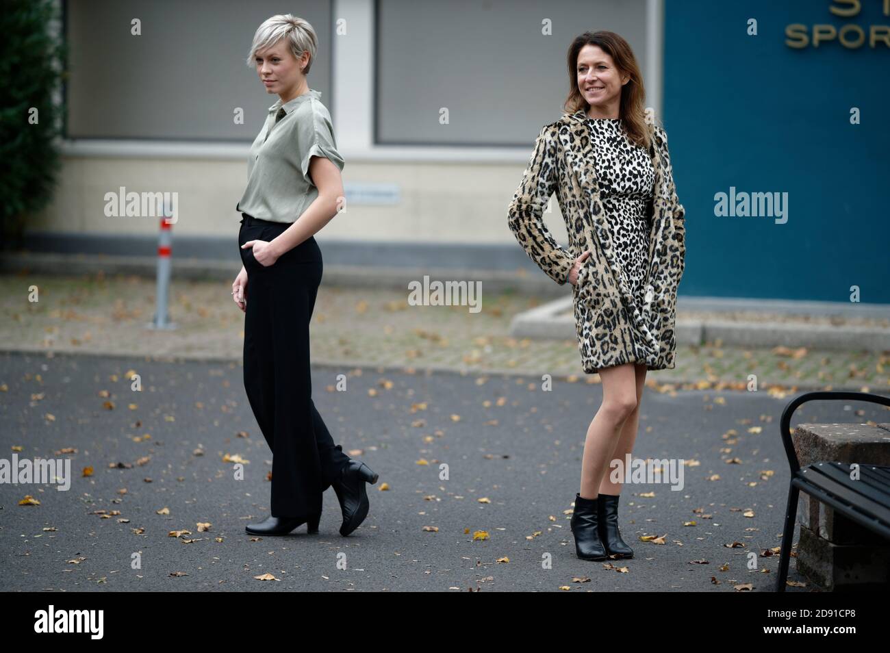 Cologne, Germany. 02nd Nov, 2020. The actresses Jasmin Minz (Kim Bremer, l) and Berrit Arnold (Daniela Bremer) are in the backdrop of the RTL series 'Alles was zählt'. Credit: Henning Kaiser/dpa/Alamy Live News Stock Photo
