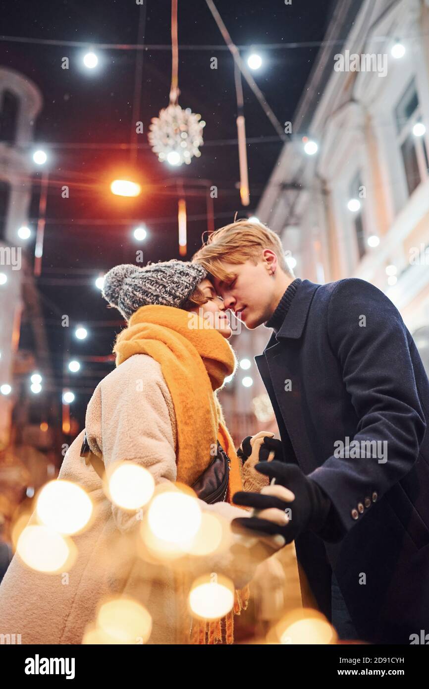 Couple kissing night outside hi-res stock photography and images - Alamy