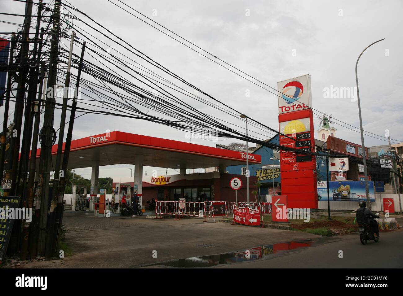Page 6 Total Petrol Station High Resolution Stock Photography And Images Alamy