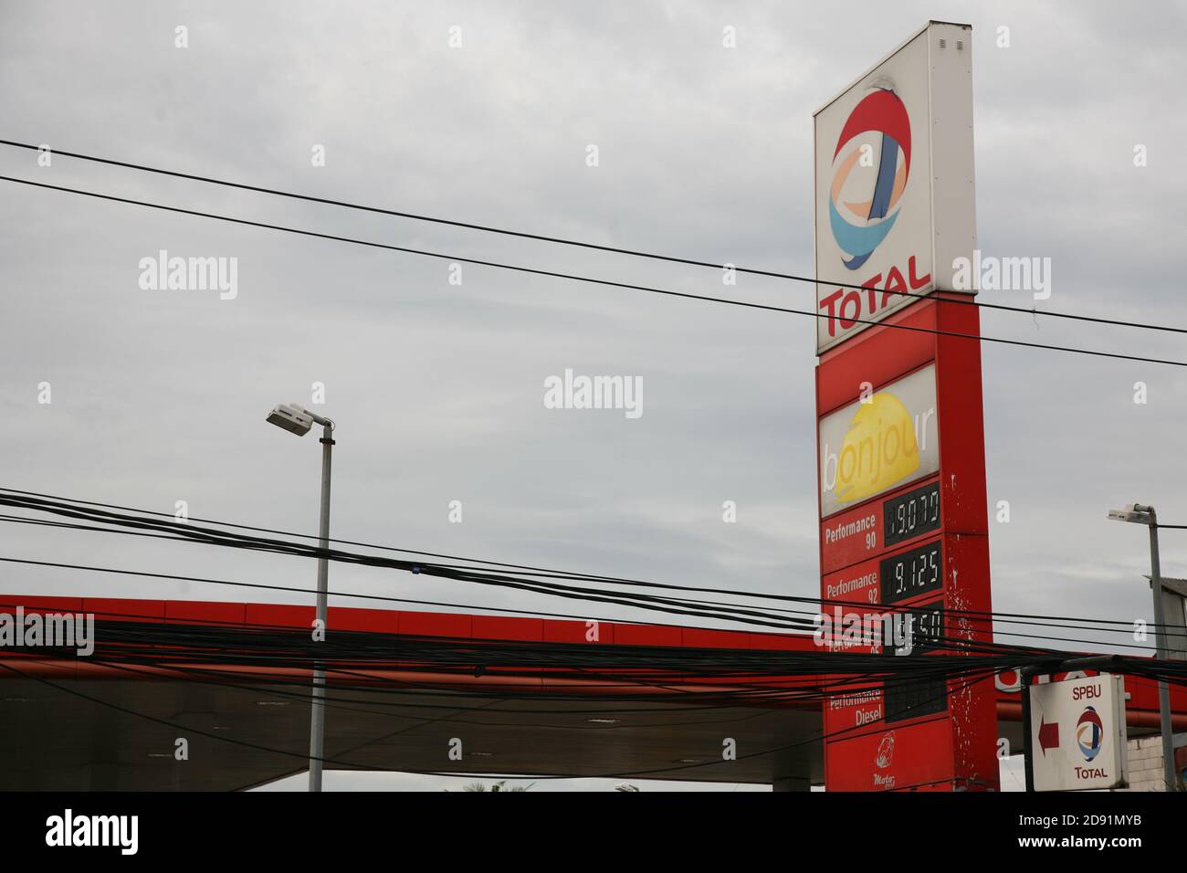 Page 6 Total Petrol Station High Resolution Stock Photography And Images Alamy