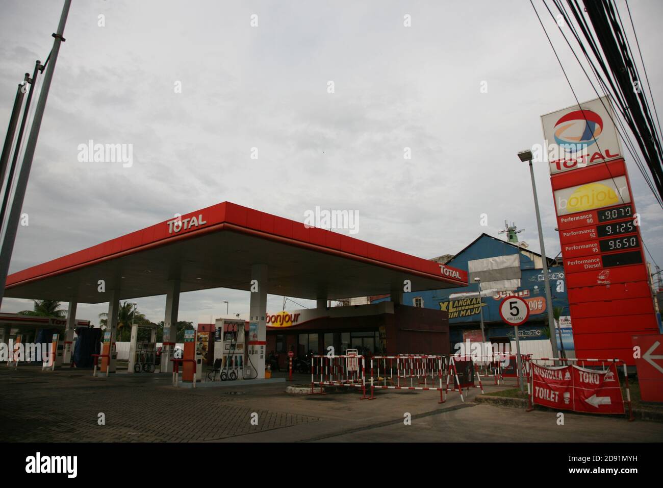 Page 6 Total Petrol Station High Resolution Stock Photography And Images Alamy