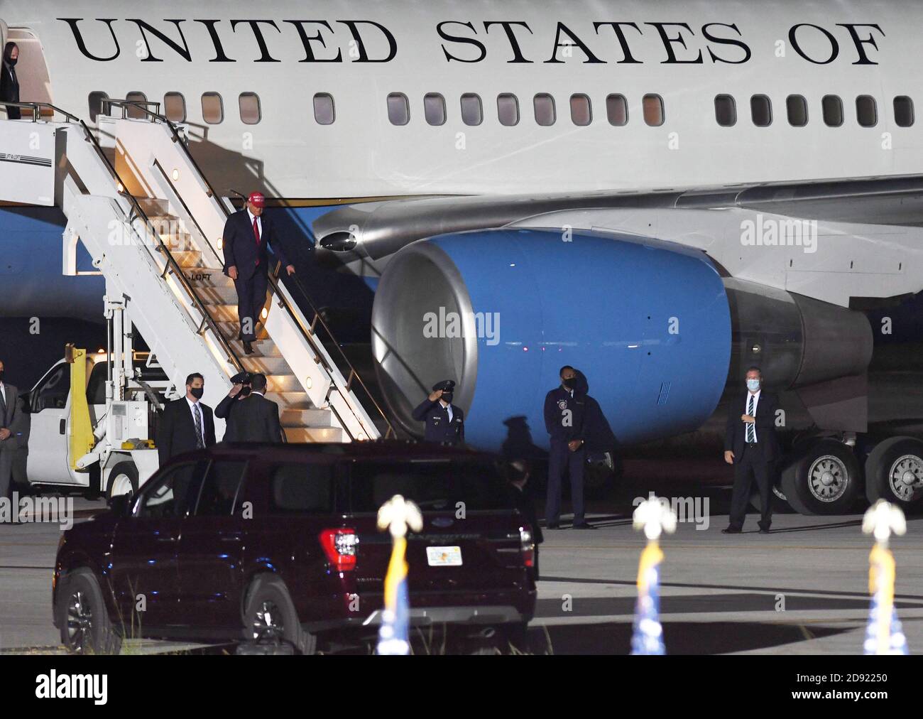 Opa Locka, United States. 01st Nov, 2020. November 1, 2020 - Opa-Locka, Florida, United States - U.S. President Donald Trump deplanes Air Force One as he arrives to speak at a campaign rally at Miami-Opa Locka Executive Airport on November 1, 2020 in Opa-Locka, Florida. President Trump held events in five states today, as he continues his campaign against Democratic presidential nominee Joe Biden two days before the November 3 election. Credit: Paul Hennessy/Alamy Live News Stock Photo