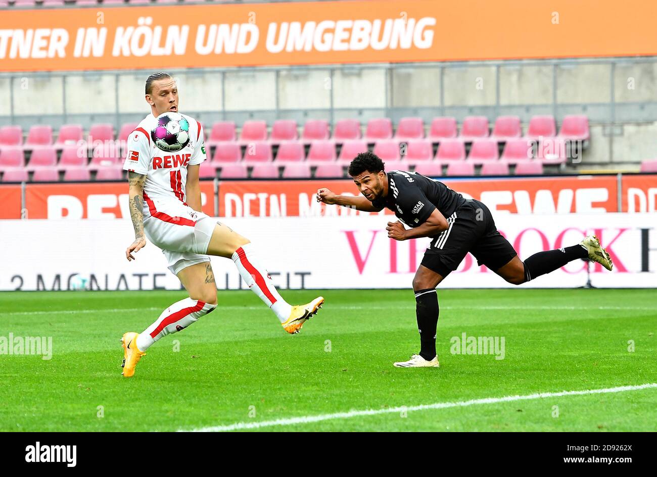 Handball by Marius WOLF (K) in the penalty area, after a header from Serge GNABRY r. (M), scene for the hand penalty, action, hand, soccer 1st Bundesliga, 6th matchday, FC Cologne (K) - FC Bayern Munich (M), on October 31, 2020 in Koeln/Germany. Photo: Elmar Kremser/Sven Simon/Pool # DFL regulations prohibit any use of photographs as image sequences and/or quasi-video # # Editorial use only # # National and international News- Agencies OUT # ¬ | usage worldwide Stock Photo