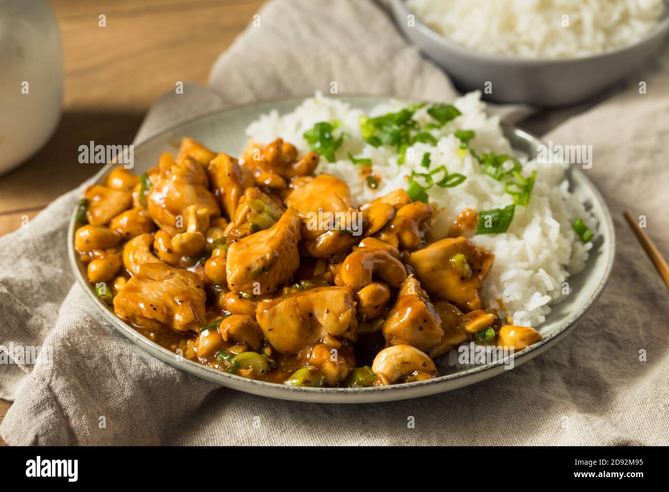 Курочка гунбао. Курица с арахисом по китайски. Китайская курица гунбао. Китайская курица гунбао. Кунг пао чикен.