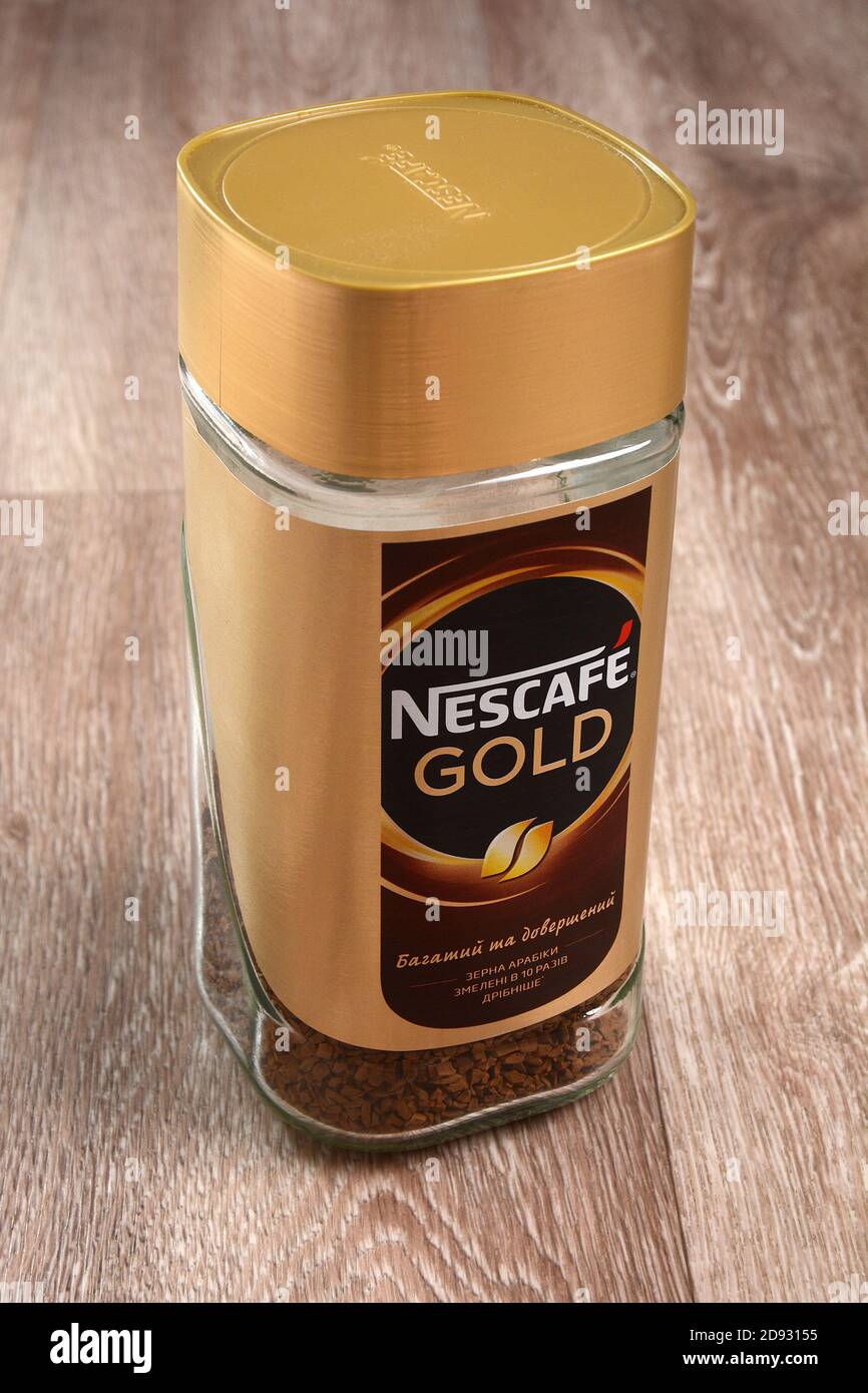 Sachets de café Nescafé original et original décaféiné isolés sur fond  blanc - double filtre plein arôme Photo Stock - Alamy