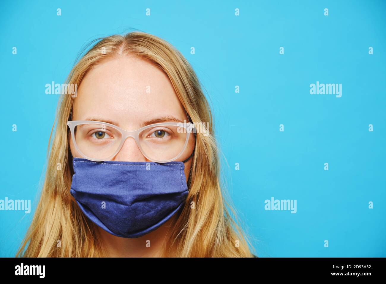 Blue eyes with glasses hi-res stock photography and images - Alamy