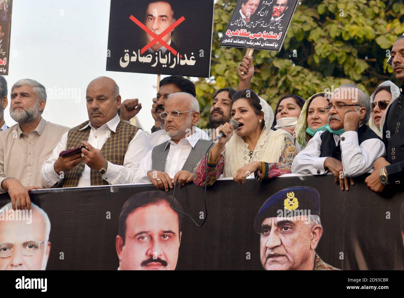 Lahore, Pakistan. 02nd Nov, 2020. Activists of Pakistan Tehreek-e-Insaf