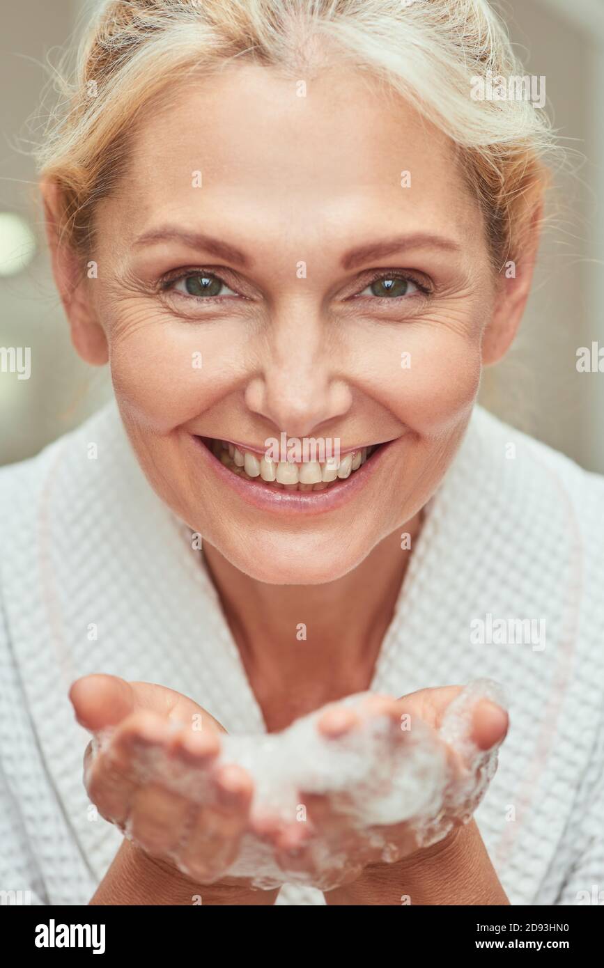 Beauty foam woman hi-res stock photography and images - Alamy