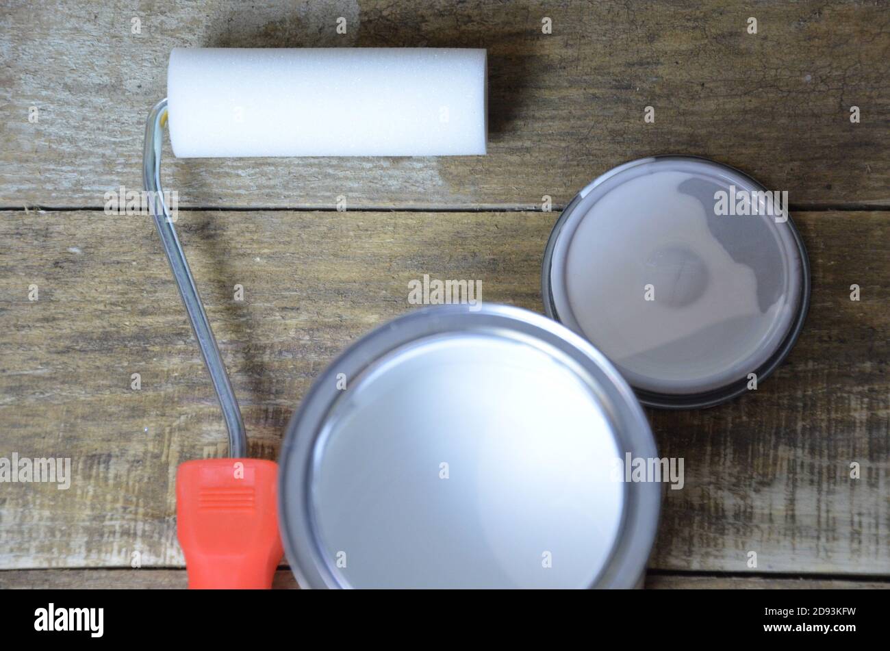 Demonstration of the painted surface with a waterproof paint by cushion