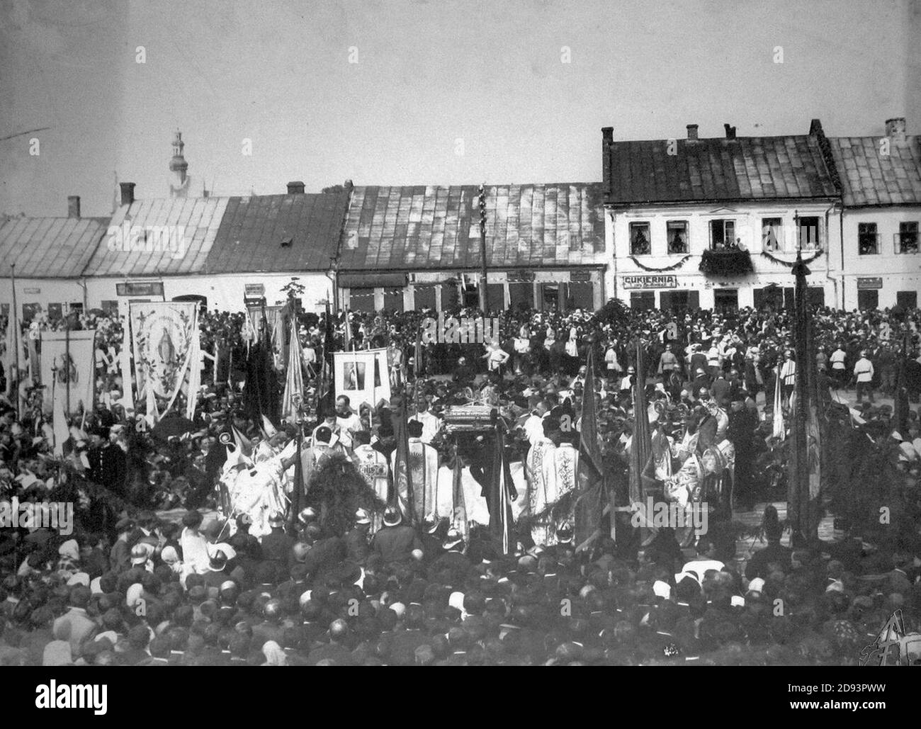 Jędrzejów. Rynek, uroczystość religijna, 1923. Stock Photo